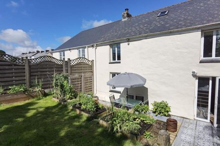 Character cottage in centre of Cornwall with sun trap garden