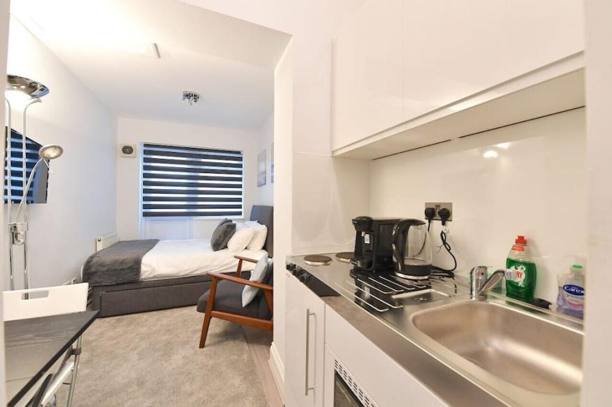 LG 2-3 · London Studios Shepherds Bush near Central Line