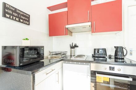 Fabulous 1 Bed Studio Flat in West Kilburn by Queen Park for 2 people