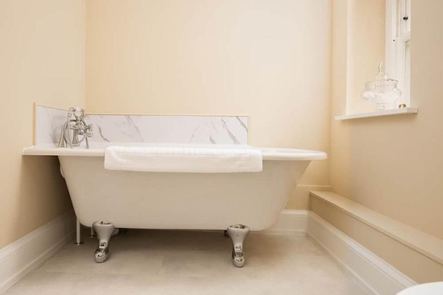 THE SCOTT APARTMENT - stylishly restored Grade II listed townhouse apartment