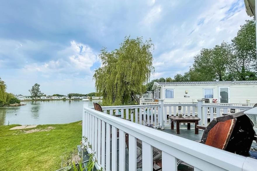 Lovely caravan with a lake view at Southview Holiday Park ref 33043CL