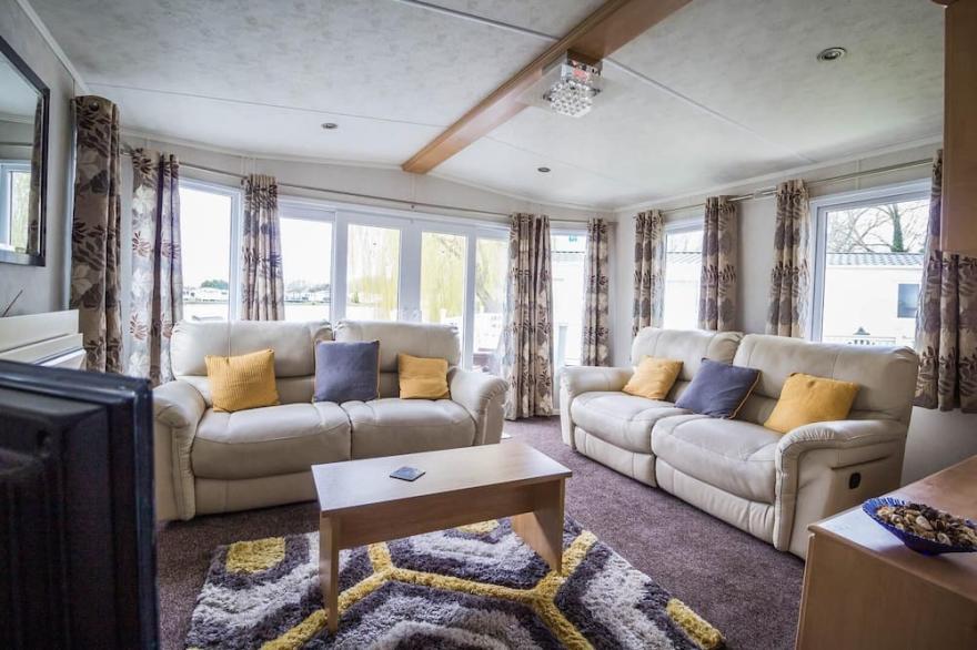 Lovely caravan with a lake view at Southview Holiday Park ref 33043CL