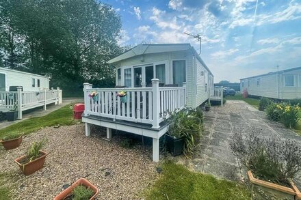 Lovely caravan with a lake view at Southview Holiday Park ref 33043CL