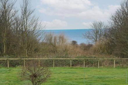 BELLE VUE, pet friendly, character holiday cottage in Mundesley