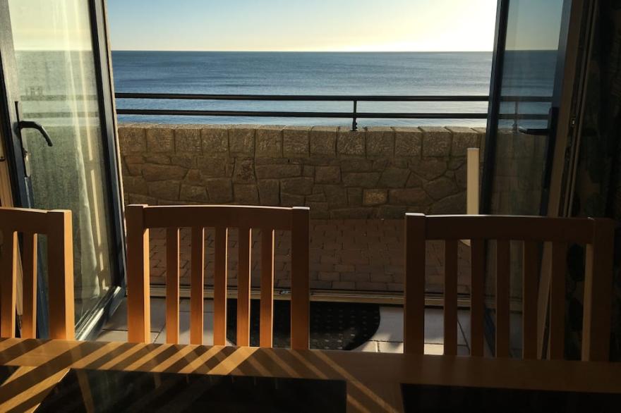 Seafront Spacious 3 Bedroom Apartment With Private Secure Parking And Free Wi-Fi