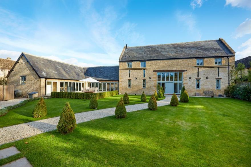 Luxury Grade II listed Cotswold barn conversion ~ sleeps 12