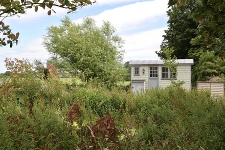 The Shepherds Hut @ Chichester Cottage, Nr Goodwood