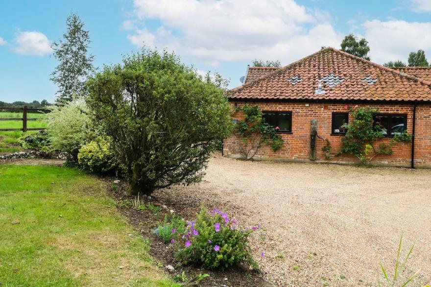 LOWBROOK COTTAGE, Pet Friendly, With A Garden In Dickleburgh