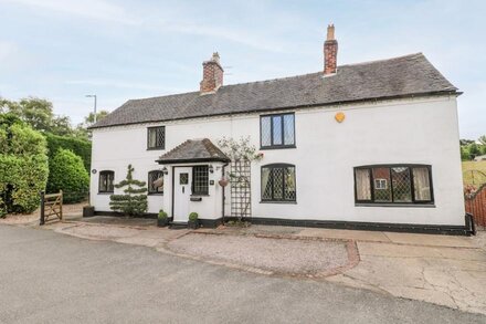 THE WHITE COTTAGE, family friendly, with hot tub in Swadlincote