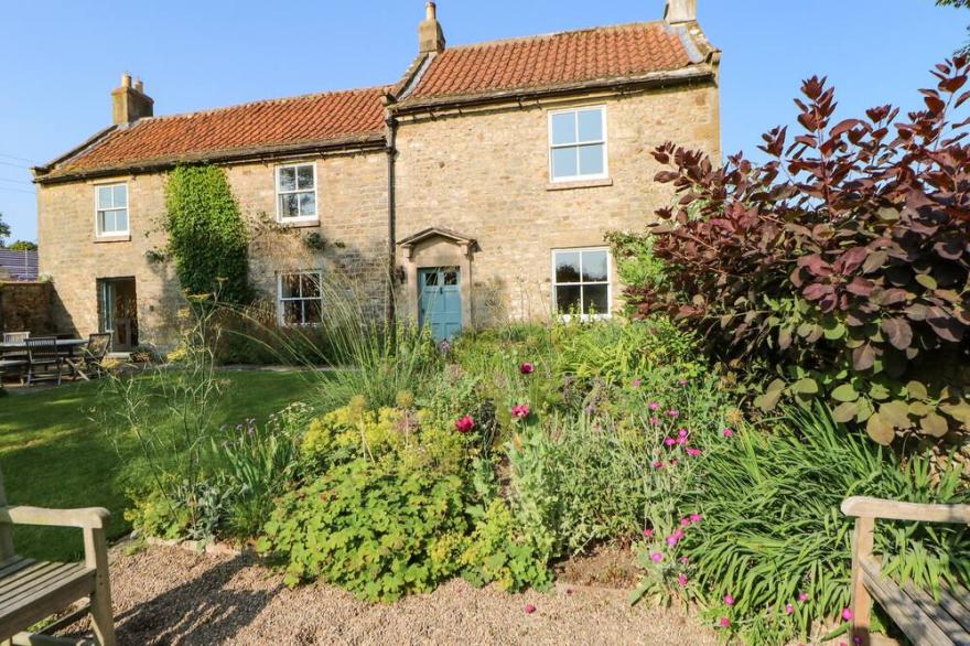MILL FARM HOUSE, Family Friendly, With Open Fire In Ravensworth
