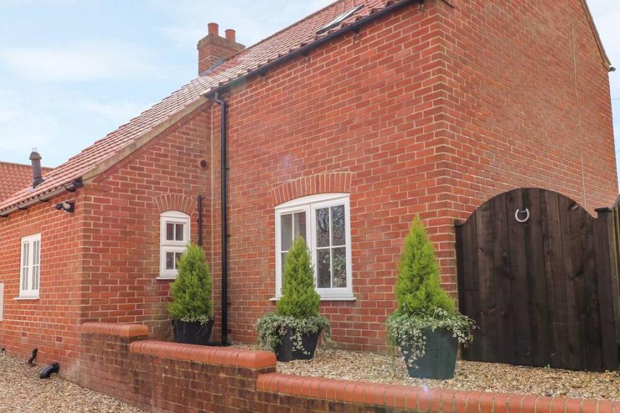 THE STABLES, Pet Friendly, With A Garden In Horncastle