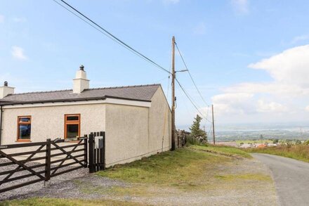 PENRALLT FAWR, pet friendly, character holiday cottage in Waunfawr