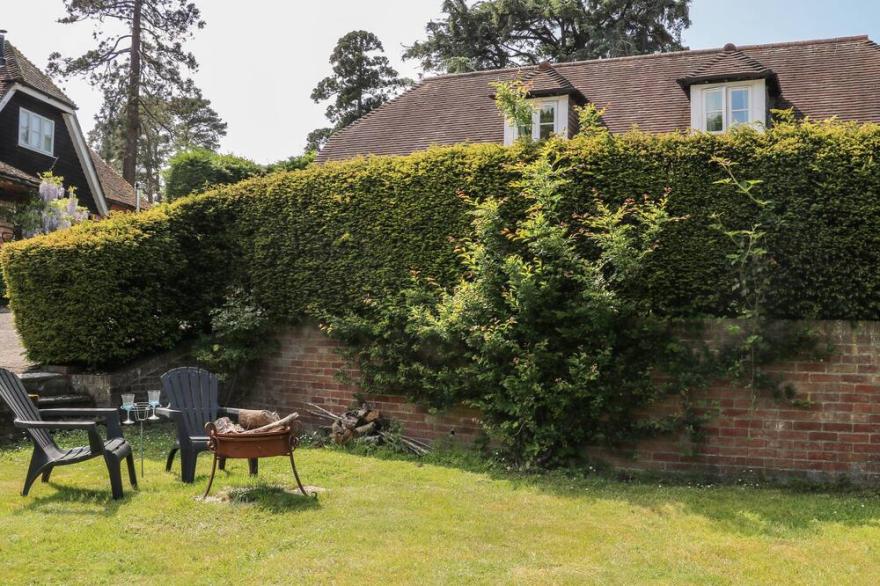 THE ANNEXE, Romantic, With A Garden In Petworth