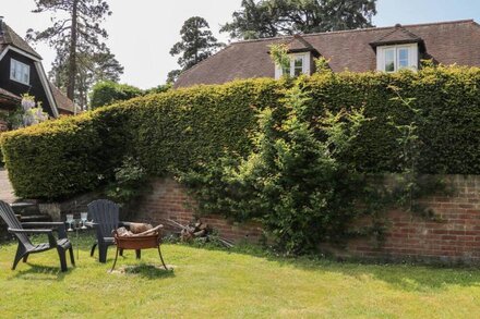 THE ANNEXE, romantic, with a garden in Petworth