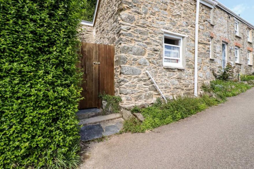 2 CLIFF COTTAGES, pet friendly, with hot tub in Gorran Haven