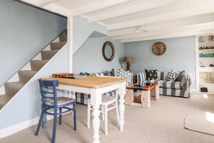 2 CLIFF COTTAGES, pet friendly, with hot tub in Gorran Haven