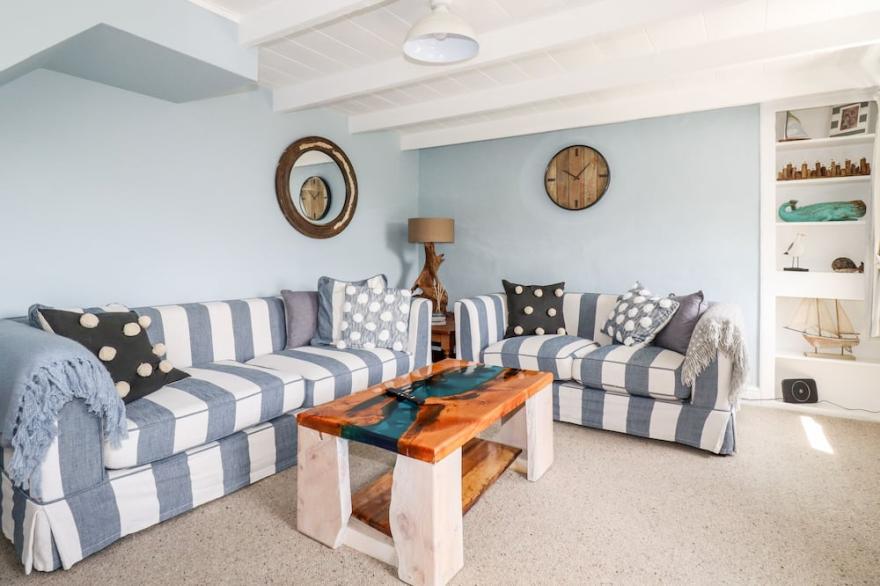 2 CLIFF COTTAGES, pet friendly, with hot tub in Gorran Haven