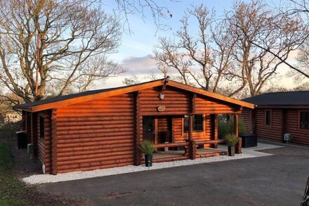 Luxury Real Log Cabin with Hot Tub, Felmoor Park, Northumberland