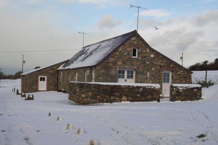 Cottage sleeping up to 6 in 3 bedrooms, peaceful. 1 mile to Newport Town Centre