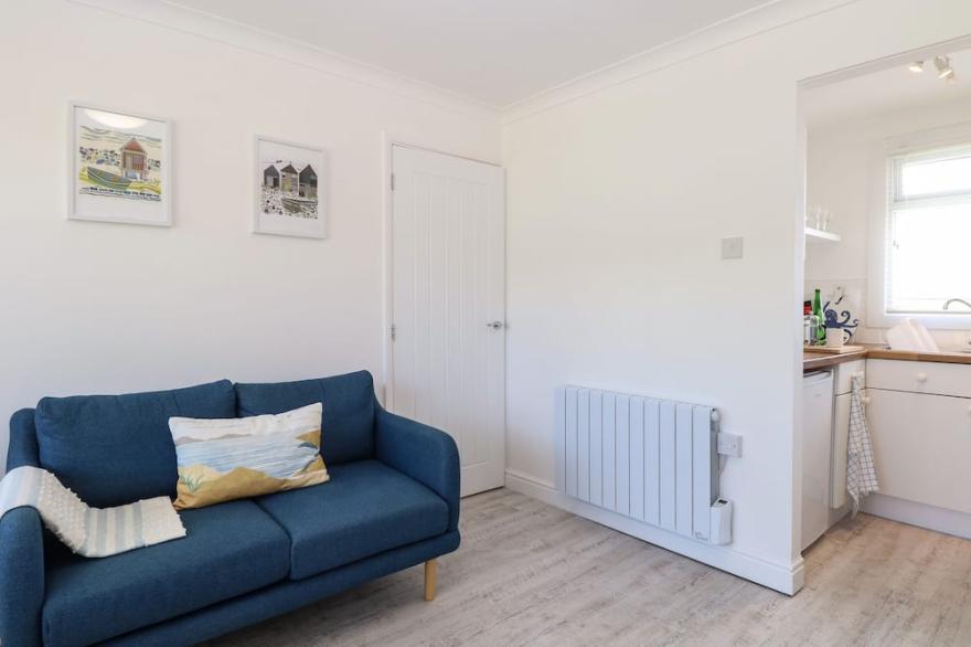 DOLLY'S LOOKOUT, pet friendly, country holiday cottage in Kessingland