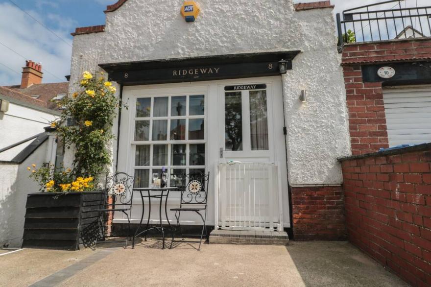 RIDGEWAY, pet friendly, character holiday cottage in Bridlington