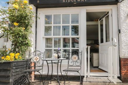 RIDGEWAY, pet friendly, character holiday cottage in Bridlington