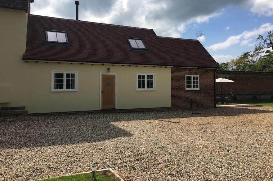 Orchard Cottage - Newly Built Farmhouse Outhouse