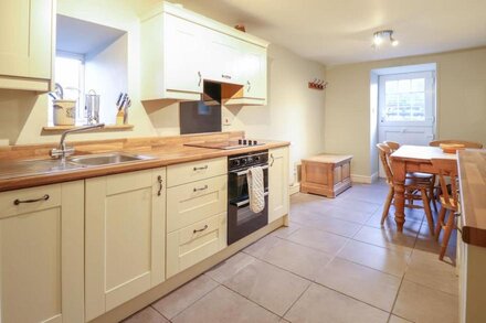 YNYS, pet friendly, character holiday cottage in Dyffryn Ardudwy