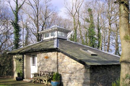 Picture Postcard Stone Cottage in an idyllic peaceful setting