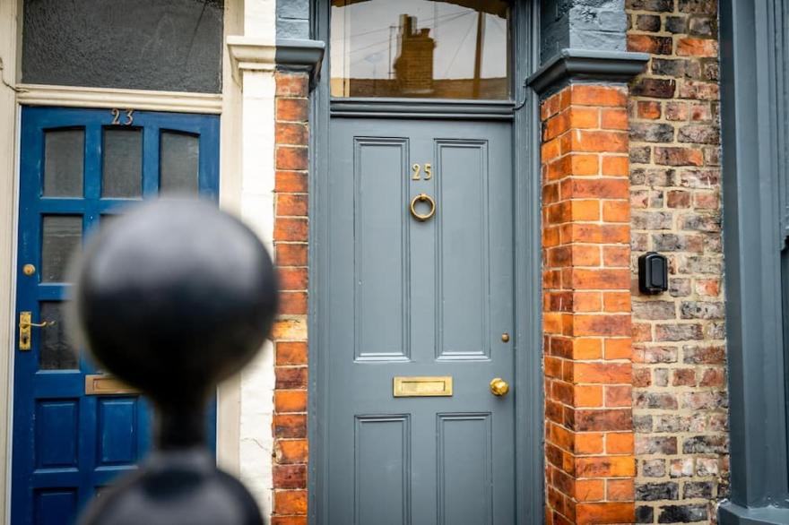 The Victorian House - Inside City Walls. Children/pets Welcome. Free Parking!