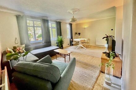 Pass the Keys | Lovely 2 bedroom flat in Sale sleeps 6