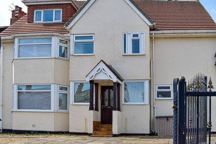 2 bedroom accommodation in Lytham St Annes