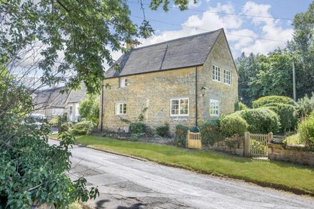 Beautifully presented 17th century Cotswold holiday cottage - Cricket Cottage