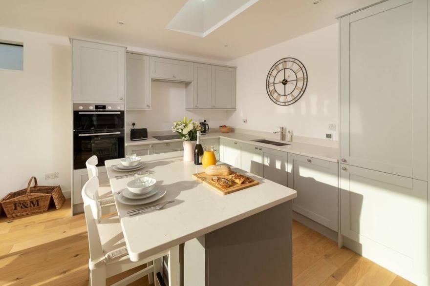 Seymour Heights - modern sleep 6 with sea views