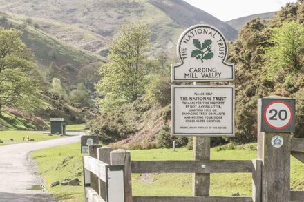 RAGLETH PLACE LODGE, pet friendly, with open fire in Church Stretton