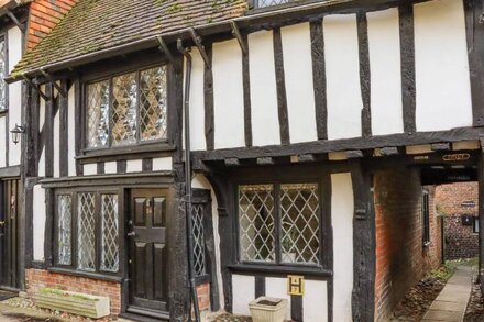 CHURCH VIEW, family friendly, character holiday cottage in Rye