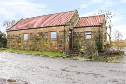 STABLE COTTAGE, pet friendly, with a garden in Fylingdales