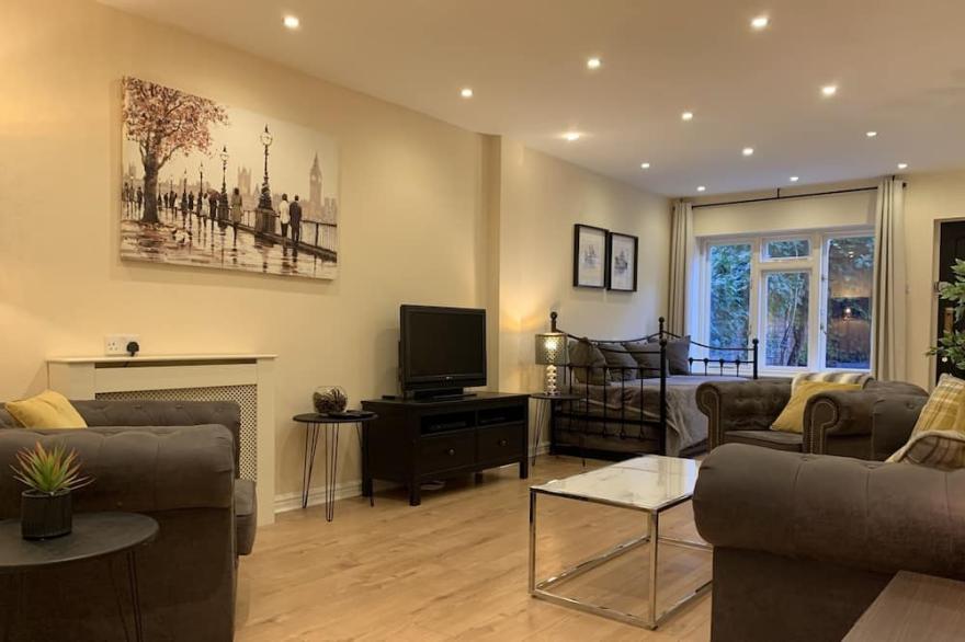 Notting Hill  3 bed townhouse w/ensuite bathrooms, garden & roof terrace