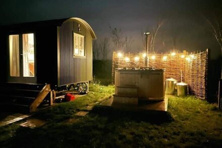 Stunning Lakeside Shepherd's Hut - Hot Tub & Sauna