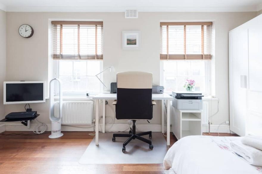 Cozy Fitzrovia Studio On A Quiet Cobbled Street In The West End!