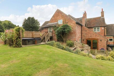 MILL FARM - THE FARMHOUSE, pet friendly, with hot tub in Repton