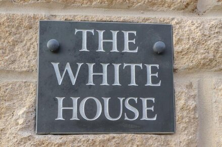 THE WHITE HOUSE, romantic, luxury holiday cottage in Clitheroe