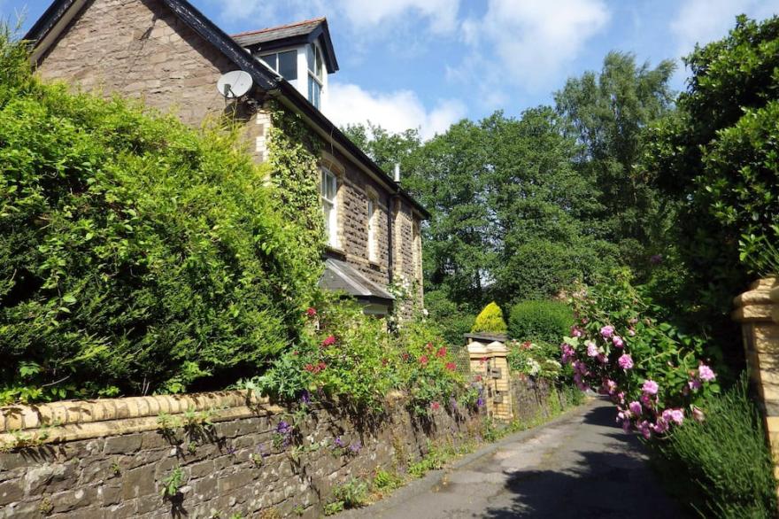 One Bedroom Loft  Apartment close to Town Centre, Rail and Bus Stations