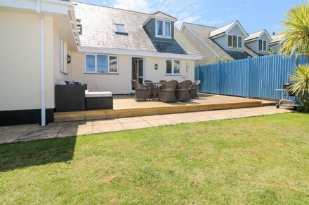 TREVOSE HOUSE, pet friendly, character holiday cottage in Crantock