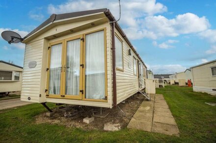 Beautiful caravan with WiFi at Felixstowe Beach Holiday Park ref 55001SW