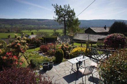 DORMOUSE COTTAGE, romantic, character holiday cottage in Coniston