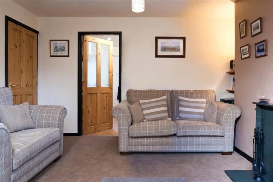 MOUNTAIN ASH COTTAGE, pet friendly, with open fire in Coniston