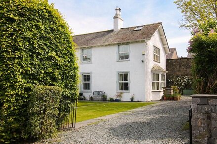 CROW COTTAGE, romantic, with open fire in Keswick