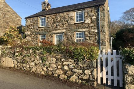 Beautiful Cottage in Llanfair with ocean views