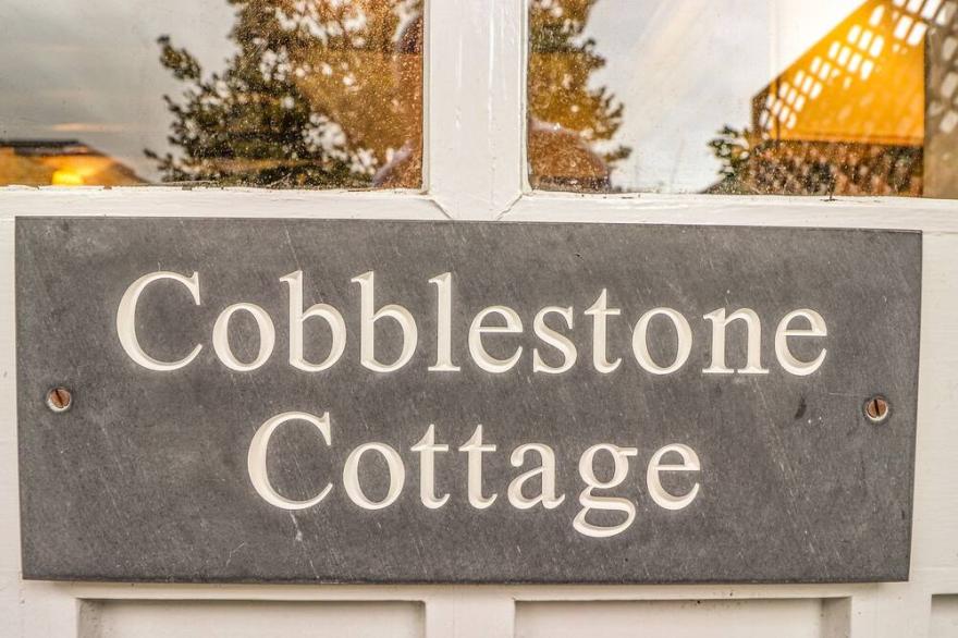 COBBLESTONE COTTAGE, romantic, character holiday cottage in Ambleside